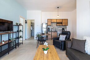 Nala - 2 Bedroom Apt & Patio in Larnaca