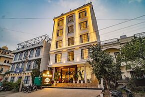 MAYA'S MANOR - A Luxury Lake View Boutique Hotel