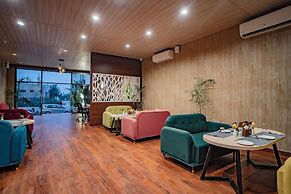 MAYA'S MANOR - A Luxury Lake View Boutique Hotel