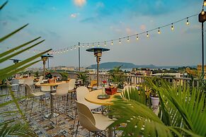 MAYA'S MANOR - A Luxury Lake View Boutique Hotel