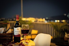 MAYA'S MANOR - A Luxury Lake View Boutique Hotel