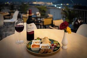 MAYA'S MANOR - A Luxury Lake View Boutique Hotel