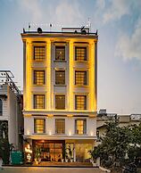 MAYA'S MANOR - A Luxury Lake View Boutique Hotel