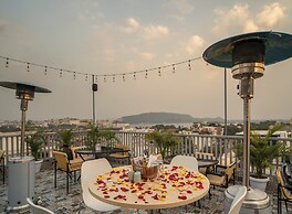 MAYA'S MANOR - A Luxury Lake View Boutique Hotel