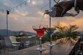 MAYA'S MANOR - A Luxury Lake View Boutique Hotel