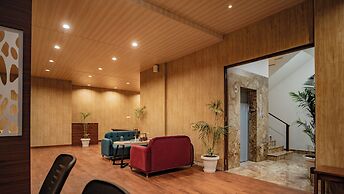 MAYA'S MANOR - A Luxury Lake View Boutique Hotel