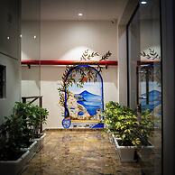 MAYA'S MANOR - A Luxury Lake View Boutique Hotel