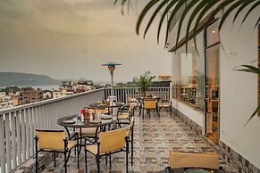 MAYA'S MANOR - A Luxury Lake View Boutique Hotel
