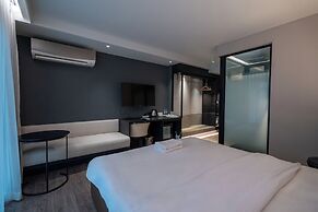 Bayphere residence by Prop Hopper