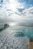 Bayphere residence by Prop Hopper