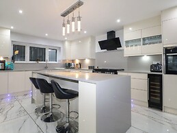 Falcon Bal House