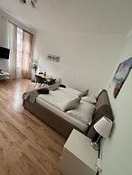 Modern 2BR Apt Steps from Westbahnhof