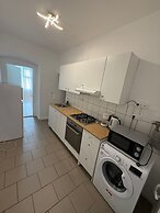 Modern 2BR Apt Steps from Westbahnhof