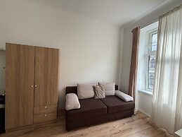 Modern 2BR Apt Steps from Westbahnhof