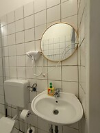 Modern 2BR Apt Steps from Westbahnhof