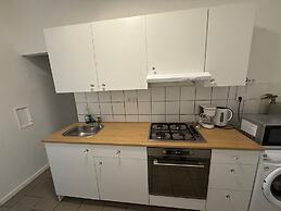 Modern 2BR Apt Steps from Westbahnhof
