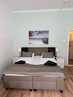 Modern 2BR Apt Steps from Westbahnhof