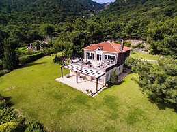 Villa Lauriet Kratigos - Private Escape With Views