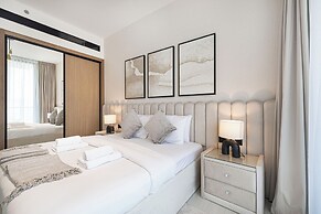 Binghatti Suites by Hostiva - City View