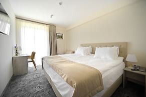 Stonehenge Hotel & Restaurant