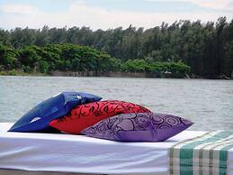 Sampan Resort