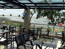 Sampan Resort