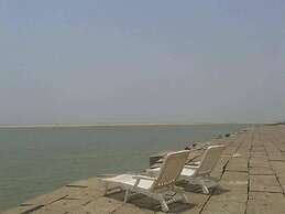 Sampan Resort