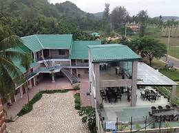 Sampan Resort