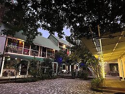 Sampan Resort