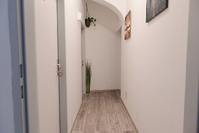 Elegant 3BR Apt Steps from Hauptbahnhof