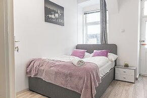 Elegant 3BR Apt Steps from Hauptbahnhof