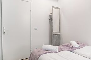 Elegant 3BR Apt Steps from Hauptbahnhof