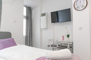 Elegant 3BR Apt Steps from Hauptbahnhof
