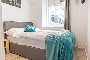 Elegant 3BR Apt Steps from Hauptbahnhof