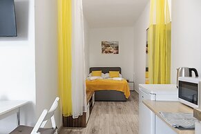 Elegant 3BR Apt Steps from Hauptbahnhof