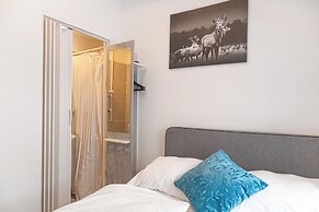 Elegant 3BR Apt Steps from Hauptbahnhof