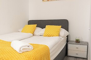 Elegant 3BR Apt Steps from Hauptbahnhof
