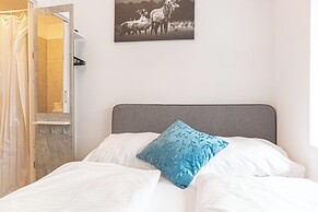 Elegant 3BR Apt Steps from Hauptbahnhof