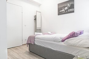 Elegant 3BR Apt Steps from Hauptbahnhof