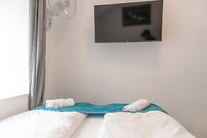 Elegant 3BR Apt Steps from Hauptbahnhof
