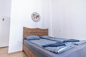 Spacious 5BR Apt Close to Augarten