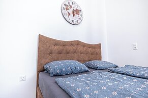 Spacious 5BR Apt Close to Augarten