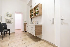 Spacious 5BR Apt Close to Augarten