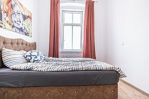 Spacious 5BR Apt Close to Augarten