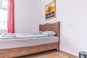 Spacious 5BR Apt Close to Augarten