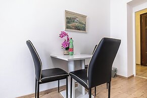 Spacious 5BR Apt Close to Augarten