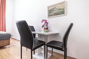Spacious 5BR Apt Close to Augarten