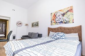 Spacious 5BR Apt Close to Augarten