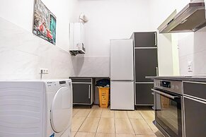 Spacious 5BR Apt Close to Augarten