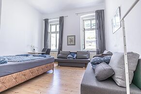 Spacious 5BR Apt Close to Augarten